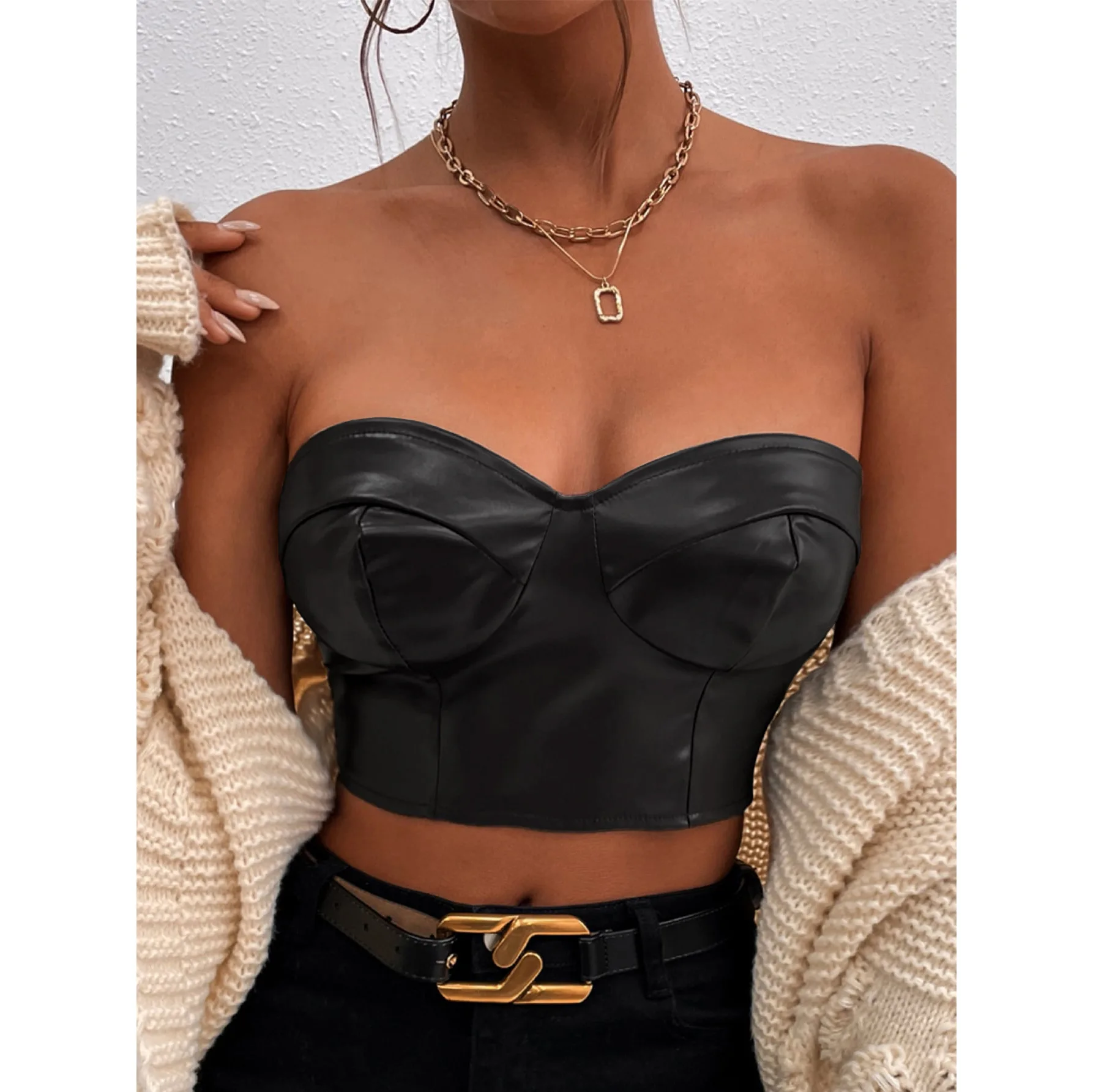 Женский укороченный топ из ПУ кожи с открытыми плечами