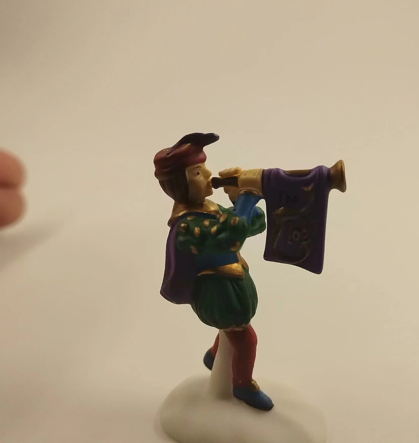 

Керамическая статуэтка трубач