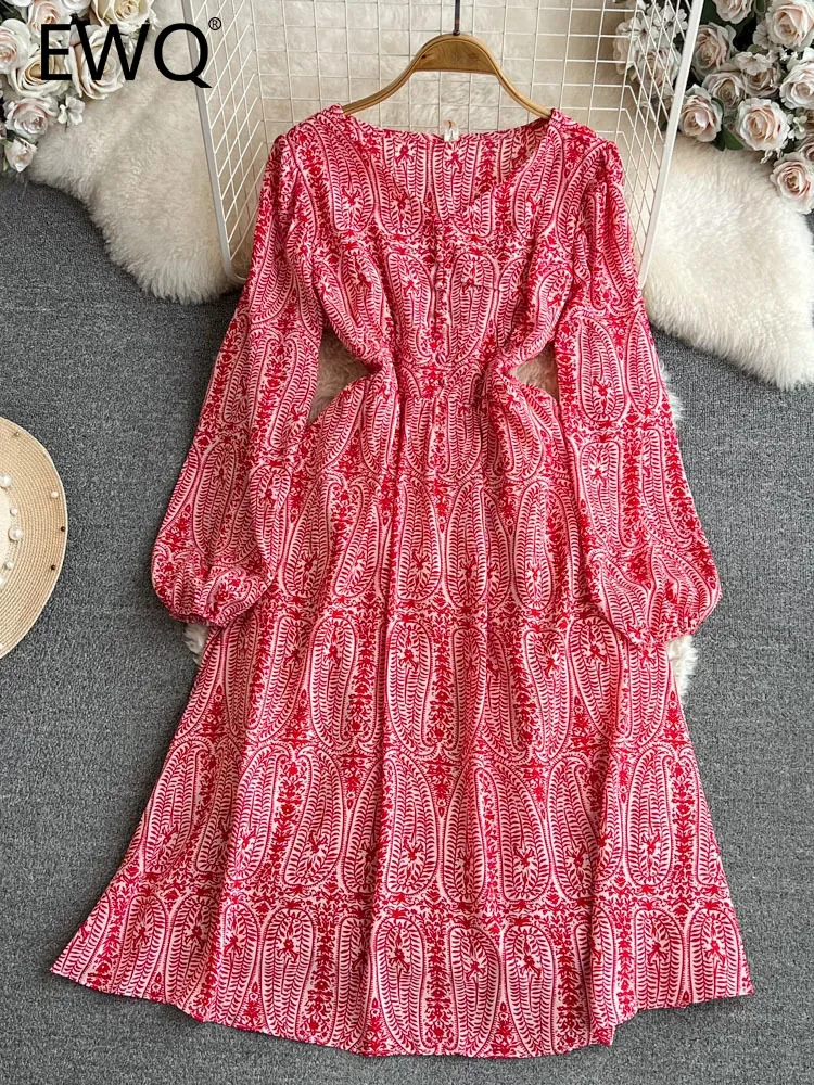 

Женское платье-трапеция с длинным рукавом и V-образным вырезом