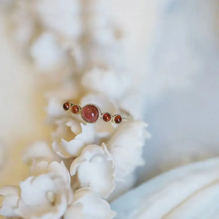 

Rose bouquet Japanese white natural wine red garnet S925 sterling silver gold-plated ring