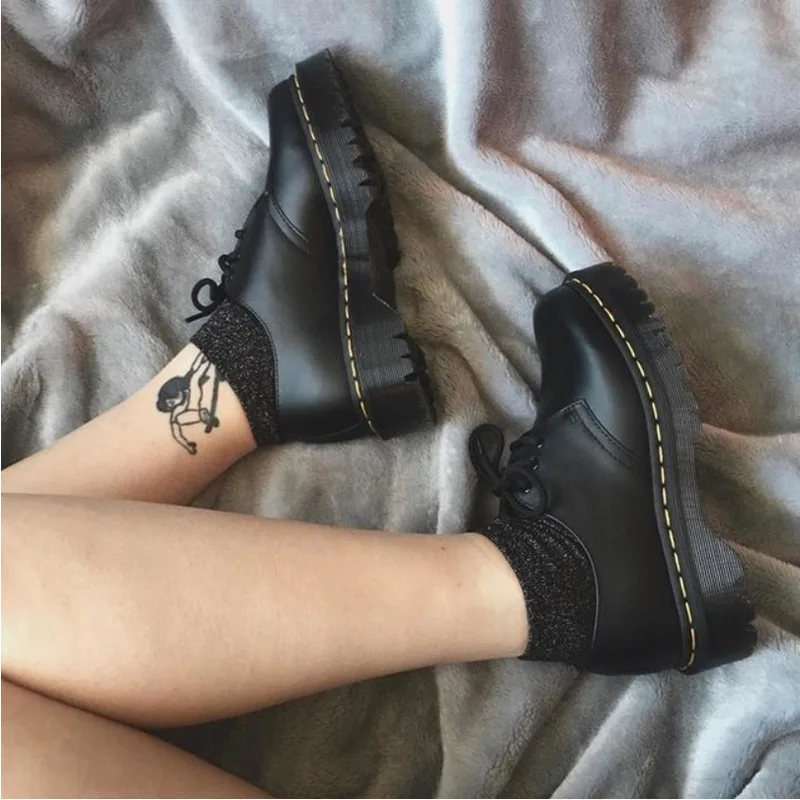 

Новые женские ботинки на толстой подошве, низкие повседневные ботинки с тремя отверстиями, из натуральной воловьей кожи, европейские и американские автомобильные Прошитые