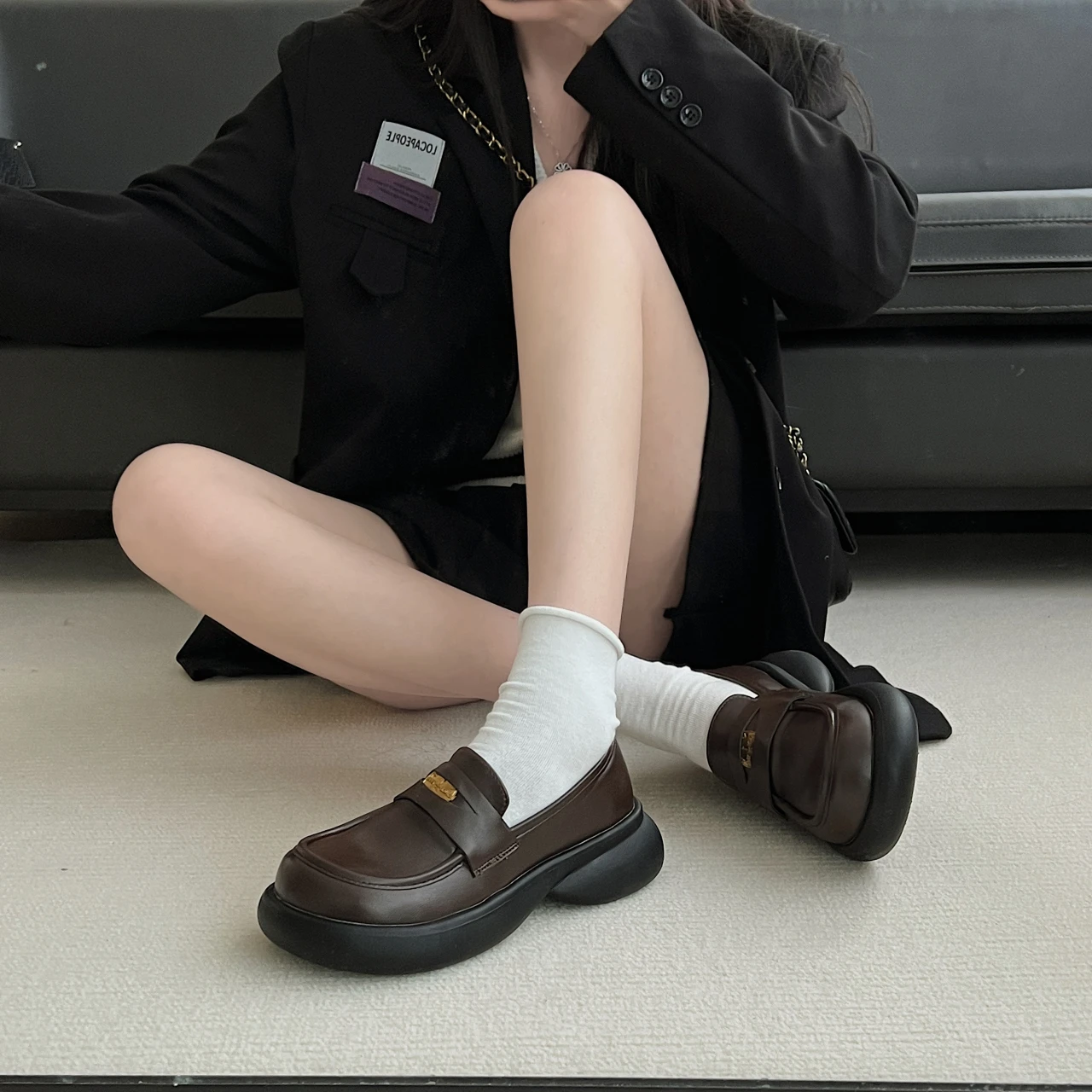 

2023 spring new single shoes women's shoes square heels bright black small leather shoes