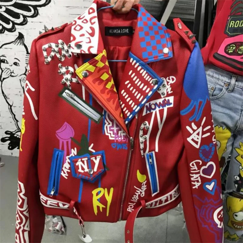 

Rivet 2023 Spring New Female Graffiti Leather Jacket Lapel Full Sleeve Fashion Jacket With Belt Punk Style Red Outerwear Y1162