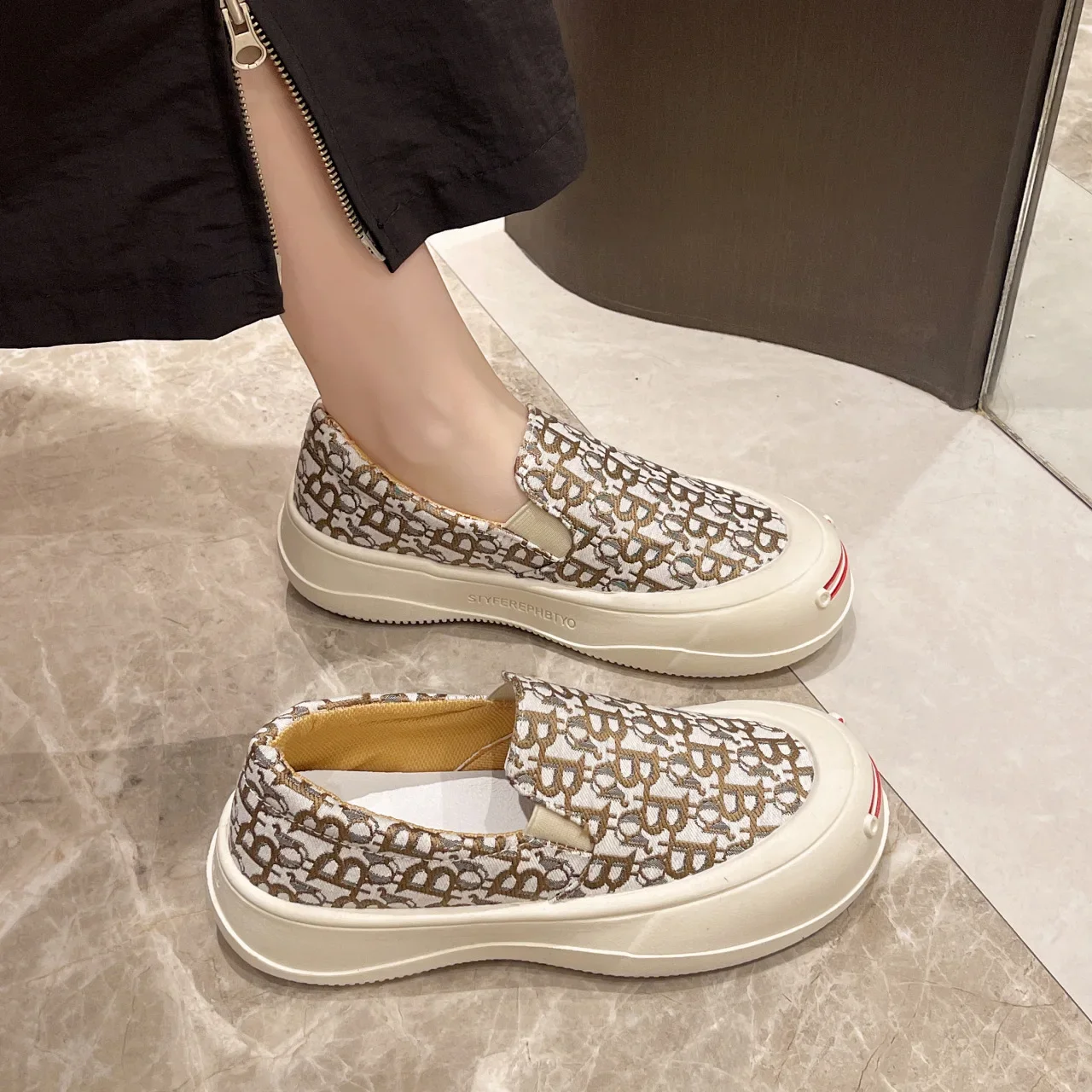 Женские парусиновые туфли без застежки с круглым носком и надписью весна 2024