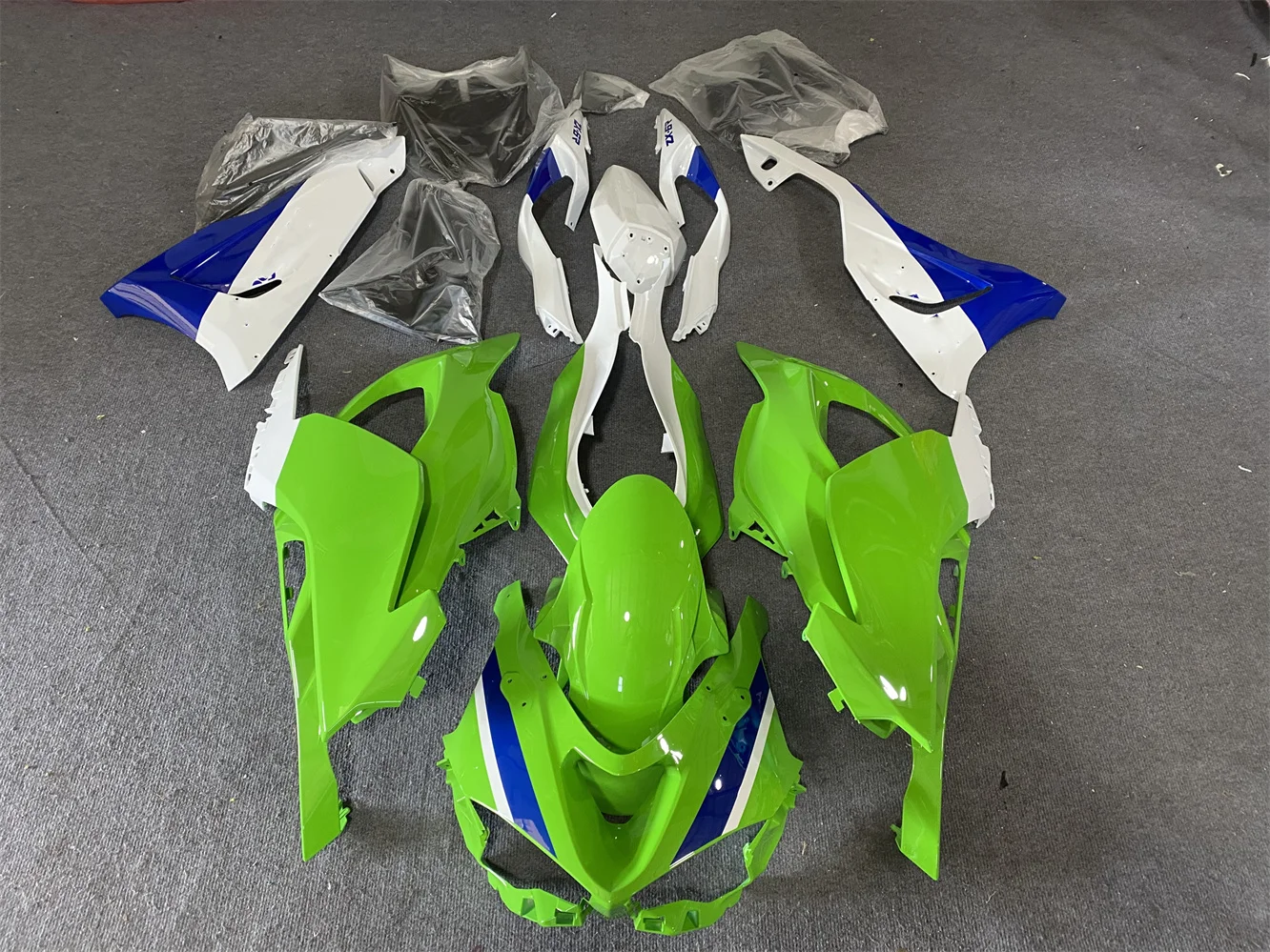 Фото Обтекатель мотоцикла подходит для обтекателя кузова ZX-6R 2024 и 2025-6R 636 24 25 с зелеными и белыми мотоциклетными капсулами. №1