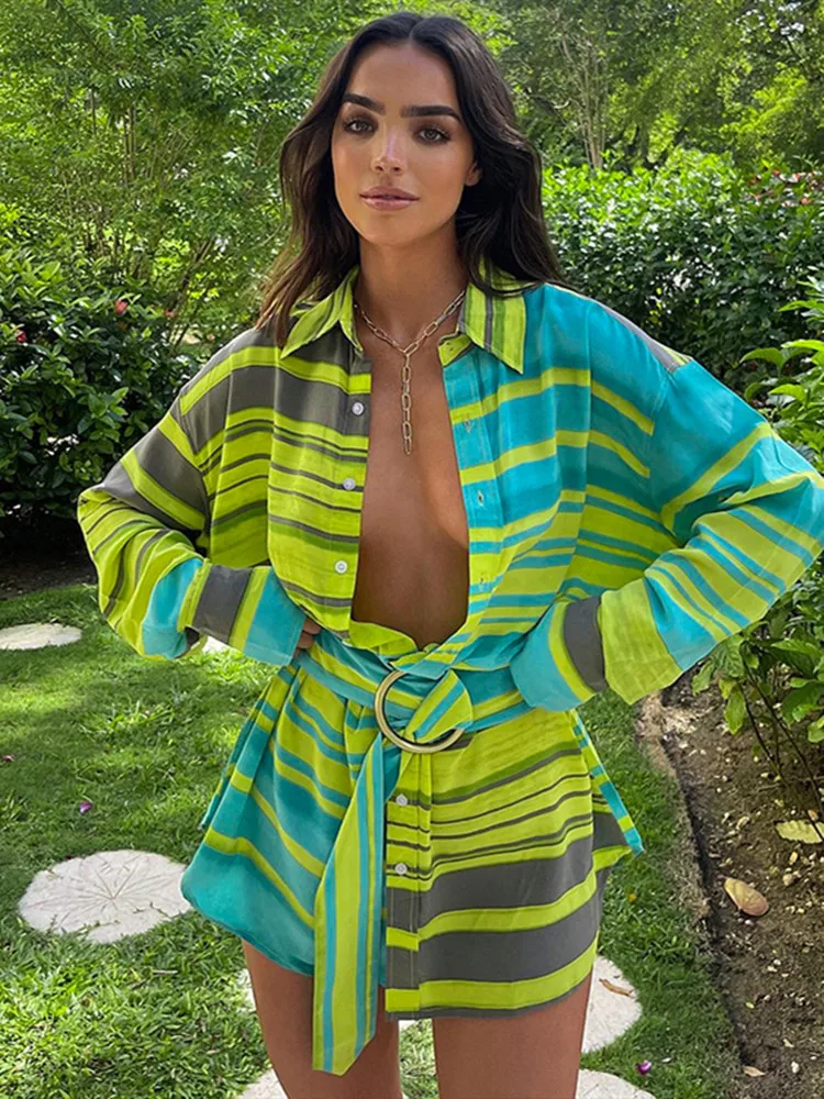 Женское платье-рубашка в полоску с длинным рукавом и поясом |