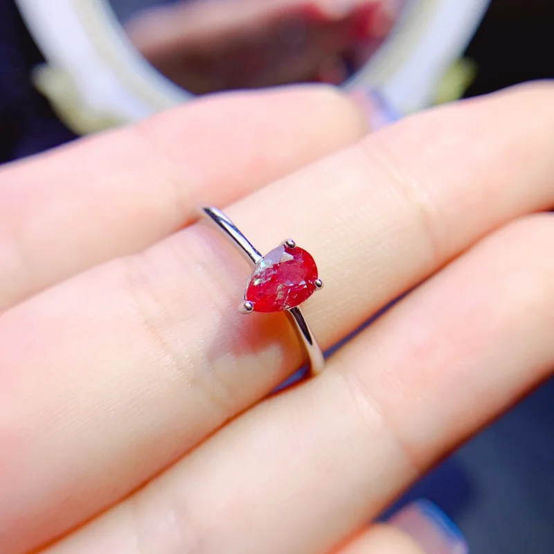 

Кольцо женское из серебра с драгоценным камнем