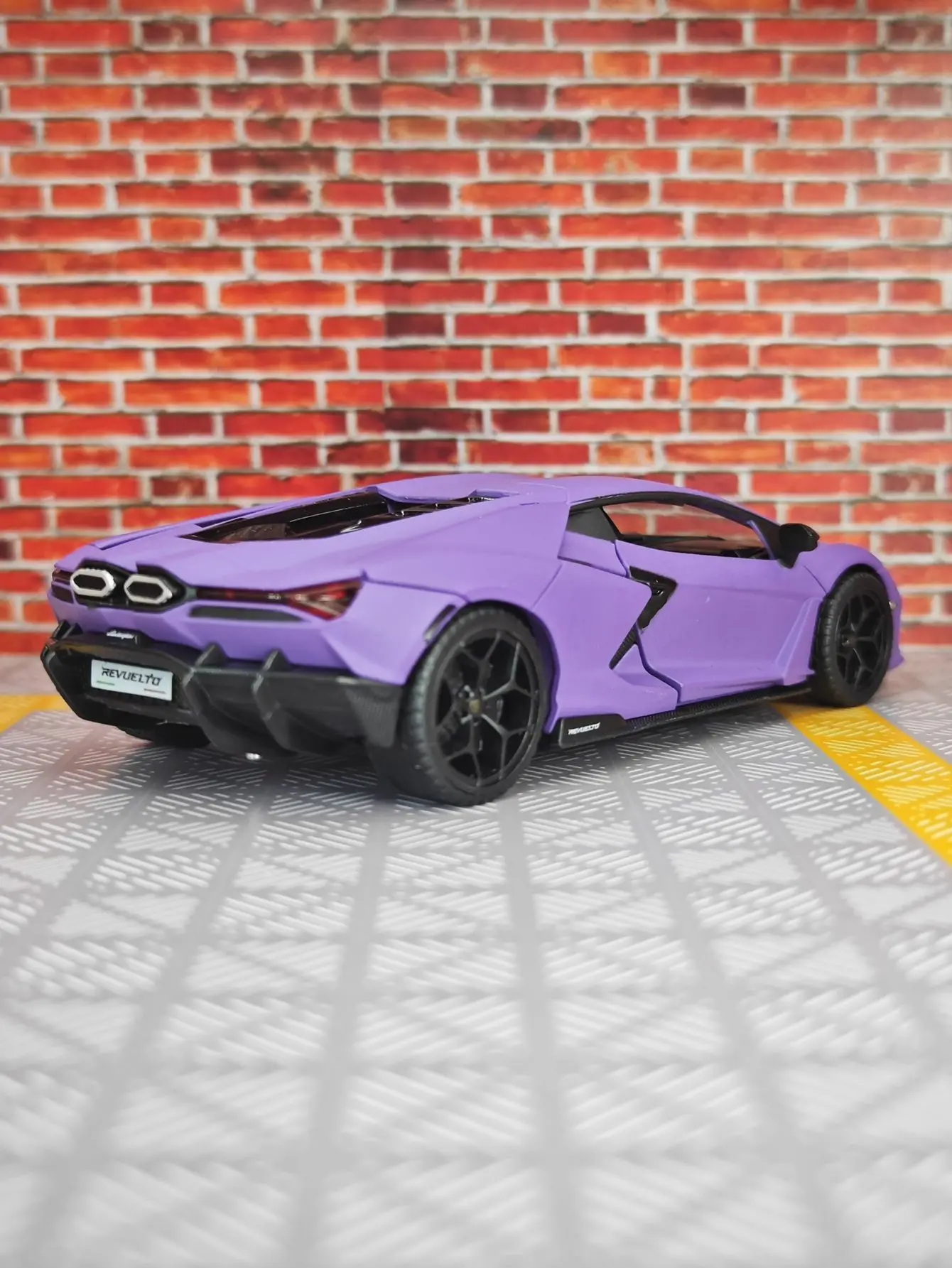 Фото Модель автомобиля Lamborghini Revuelto из сплава металлов в масштабе 1:32 с открывающимися дверями, имитацией звуковых и световых эффектов, богатой детализацией. №2