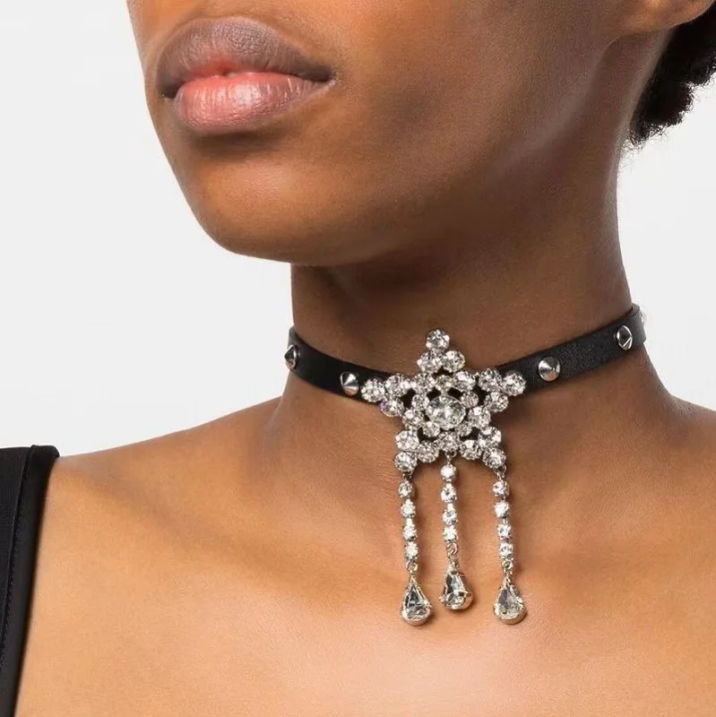 

Ожерелье-чокер женское из кожи со звездами и цирконием