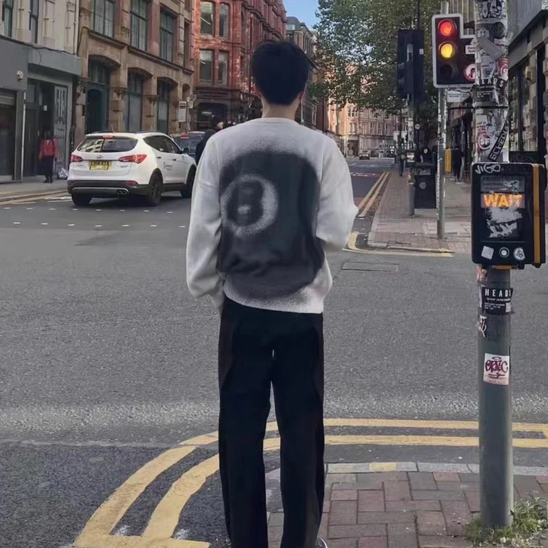 

Свитер зимний черный с круглым вырезом и принтом