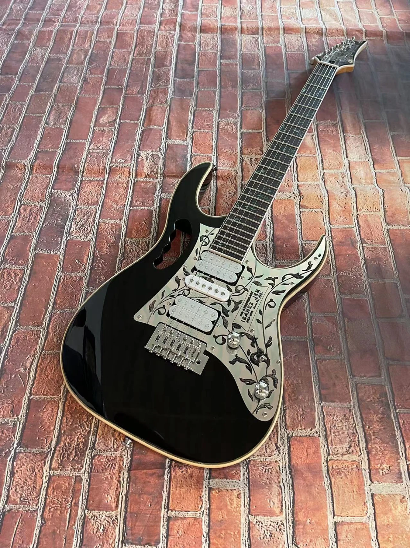 

Black guitar, high-end pickup, physical shooting, in stock, package shipping to home