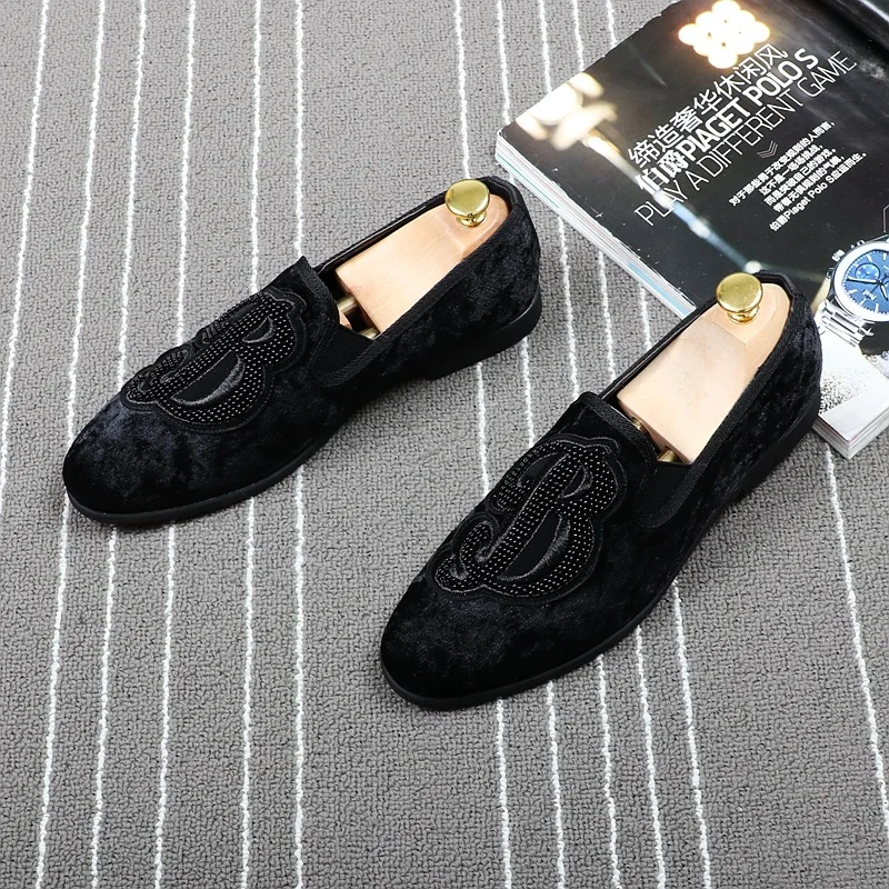 

CuddlyIIPanda Brand Men Velvet Loafers Men Embroidery Note Party Dress Stage Shoes Smoking Slipper Fashion Men's Flats Sneakers