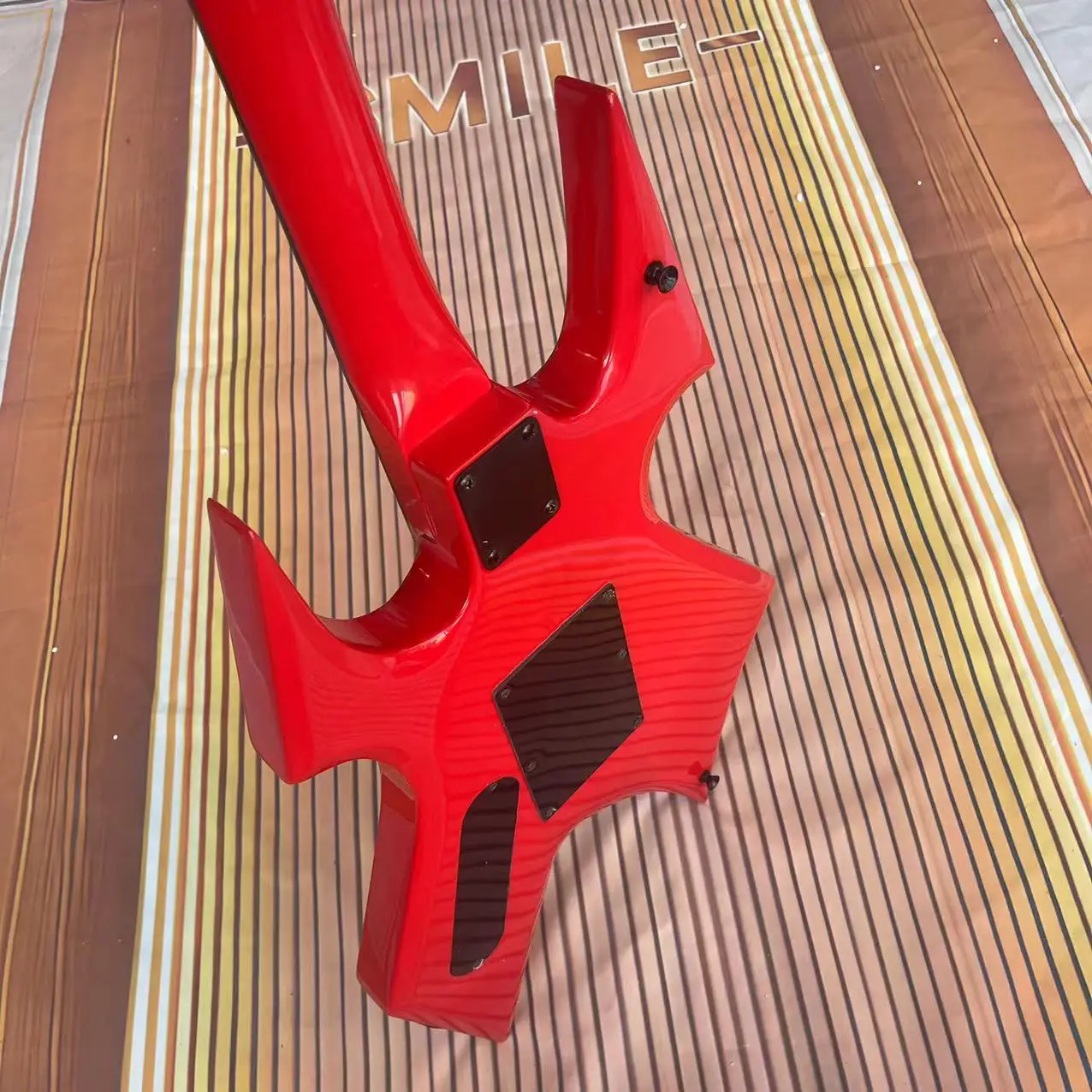 B. Электрическая гитара C с разделенным корпусом электрическая красный корпус