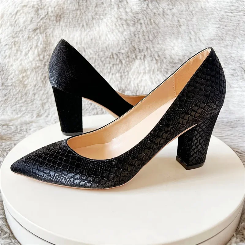 Женские туфли-лодочки с острым носком на квадратном каблуке 8 см