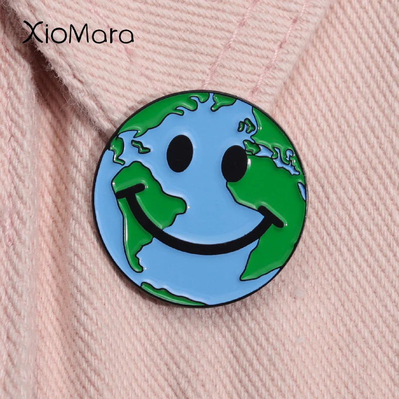 

Green Happy Smiley Face Earth Enamel Pin World Map Brooch Lapel Jacket Hat Badges Travel Commemorative Pin Unisex Jewelry Gifts