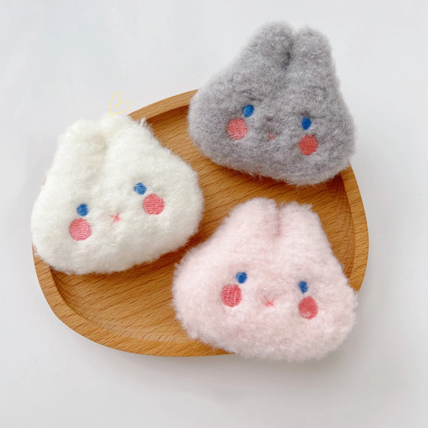 Брошь в виде кролика