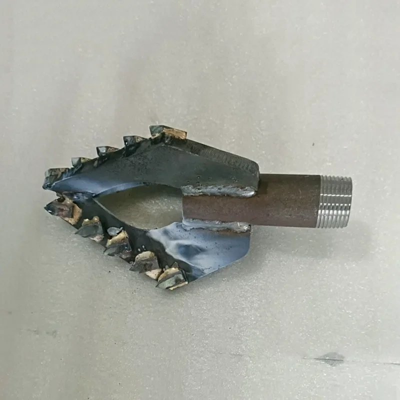 Для небольшой буровой установки для бурения водяных скважин трехкрыльная