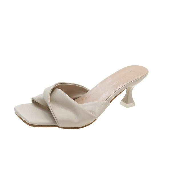 Женские шлепанцы на высоком каблуке