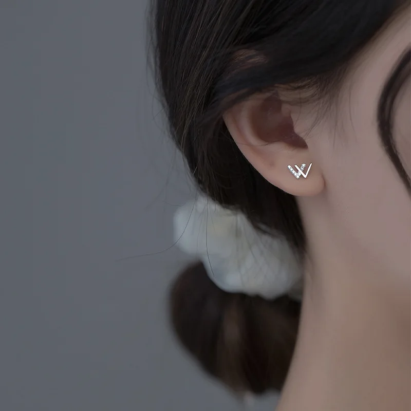 

PANJBJ 925 Sterling Silver Women's Korean Version Personality Hipster Double V Flash Diamond Design Sense W Letter Earrings