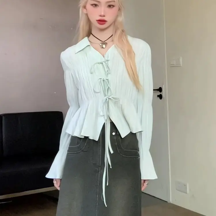 Большая женская рубашка во французском стиле со шнуровкой и v-образным вырезом с