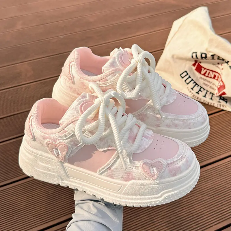 Женские дышащие кроссовки на толстом каблуке повседневные с сердечками