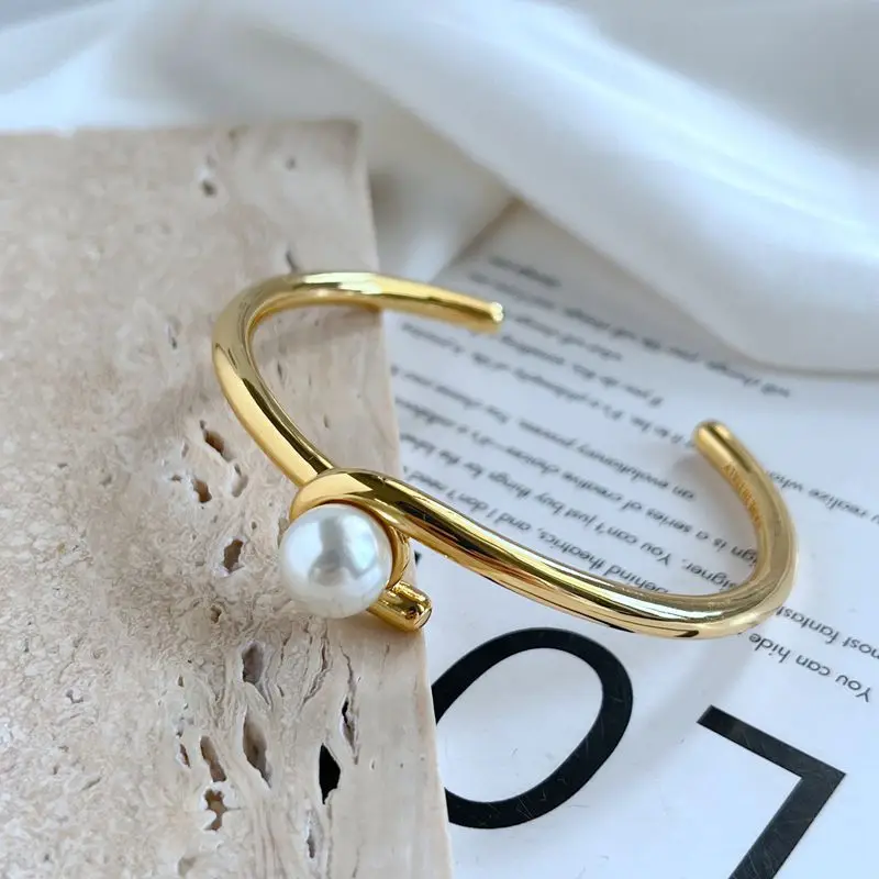 

Металлический браслет с перламутровой вставкой, можно сложить