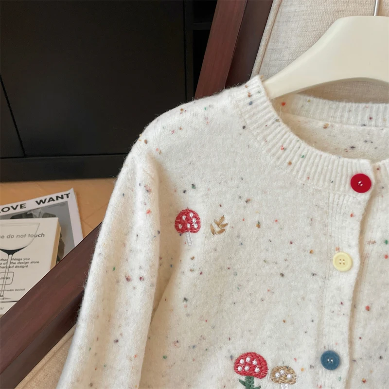 Женский кардиган с вышивкой в виде грибов на пуговицах