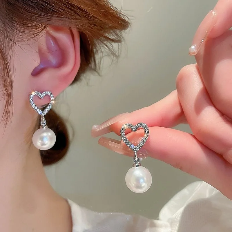

Fashion Hollow Heart Pearl Stud Earrings for Women Girls Simple Cute Dangle Wedding Birthday Party Travel Jewelry Statement Gift