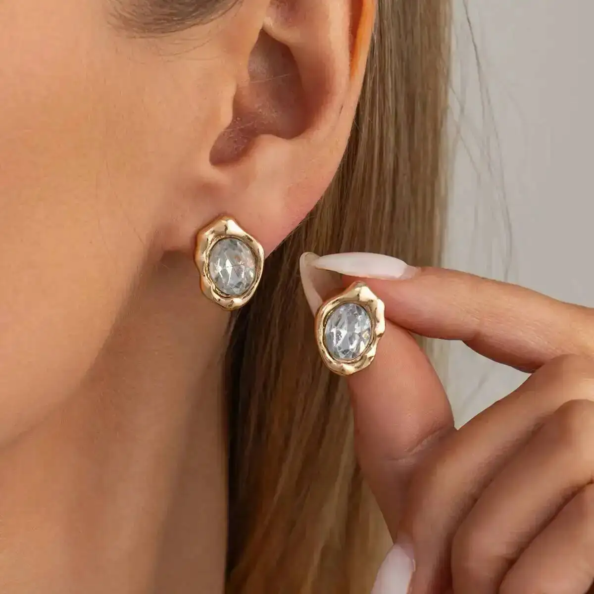 Фото Серьги-гвоздики SHIXIN, 1 пара, модные, изысканные, из акрила со стразами, золотистого цвета, для женщин, на каждый день, парные украшения, подарок. №2