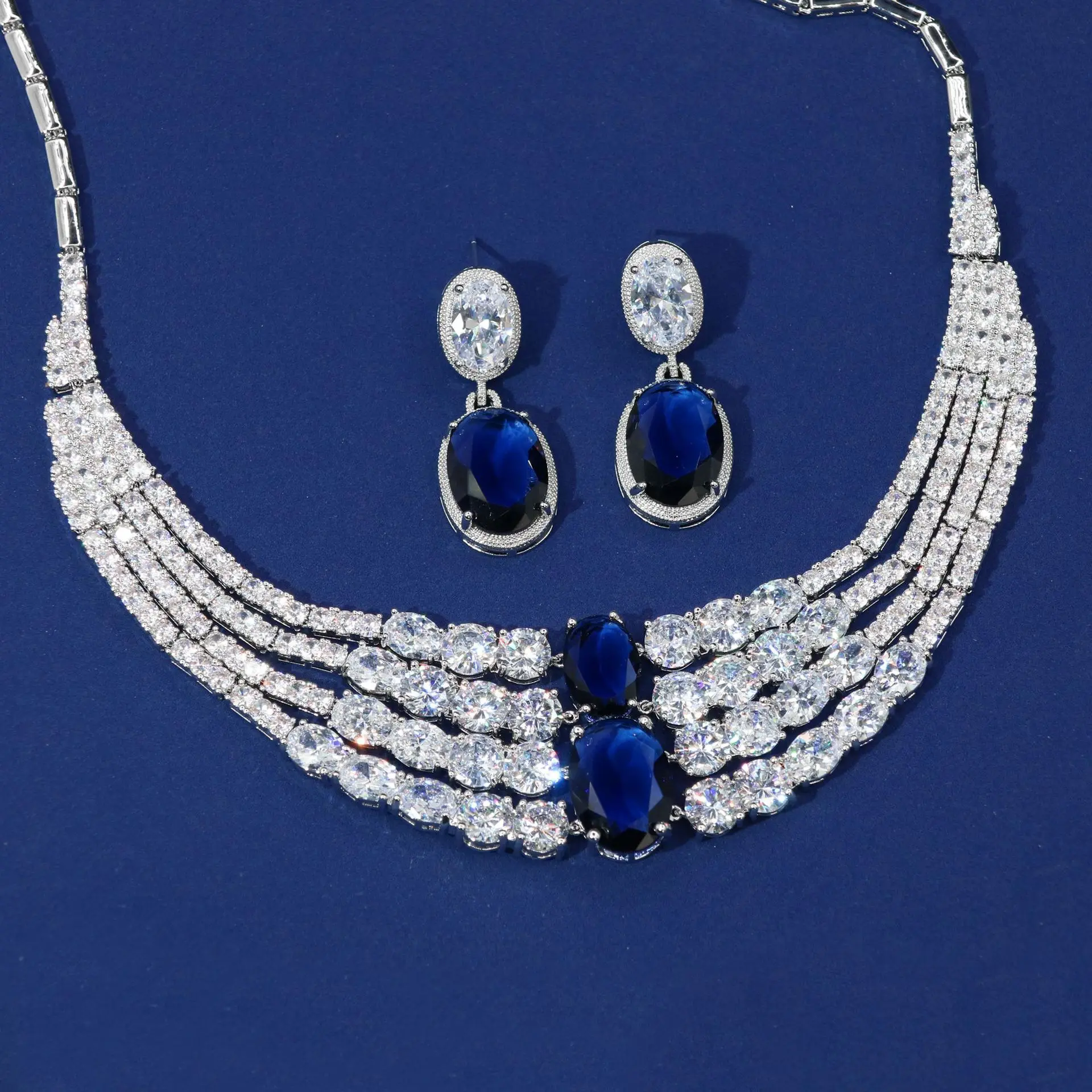 Комплект женских украшений из колье и серёг с фианитом