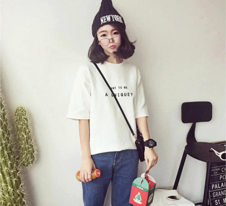 

Short-sleeved blouse with loose round neck white