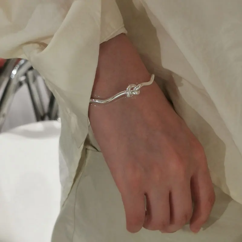 Браслет женский глянцевый из серебра 925 пробы с узелком