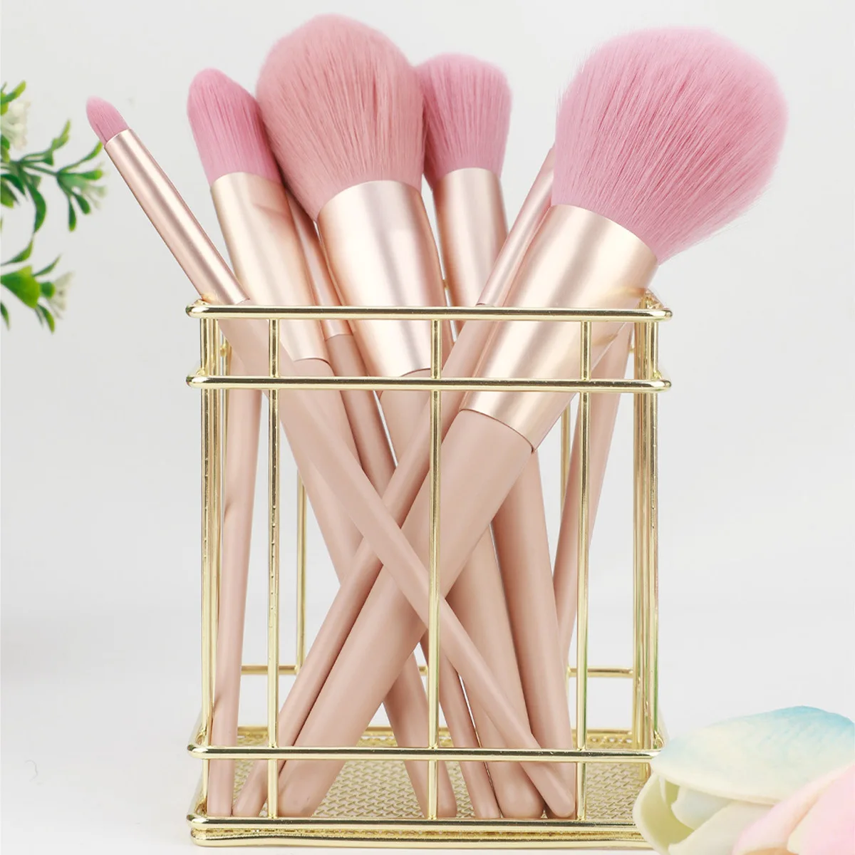 

Металлическое ведро для хранения кистей