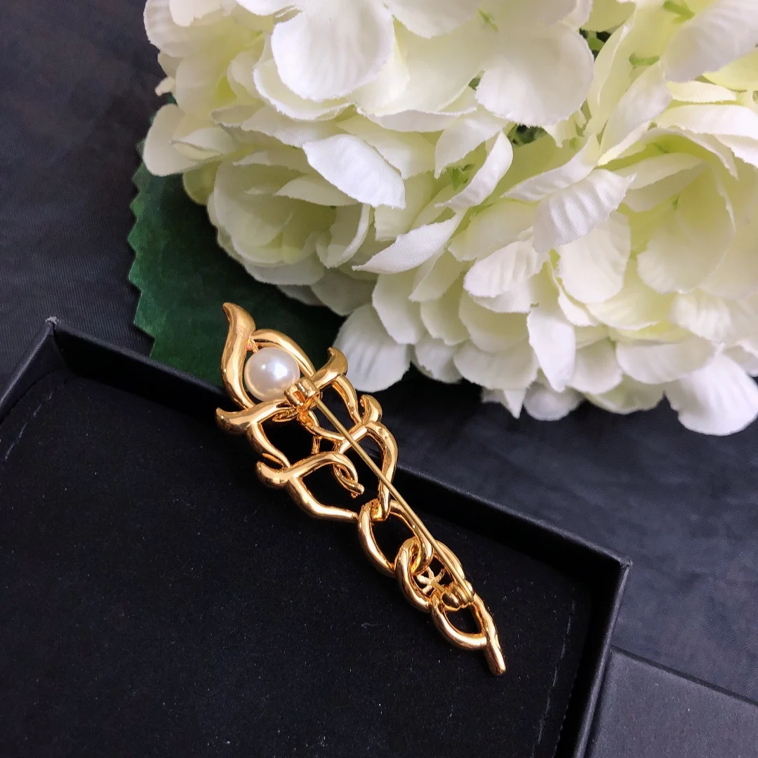 

European and American fashion retro Pearl Brooch