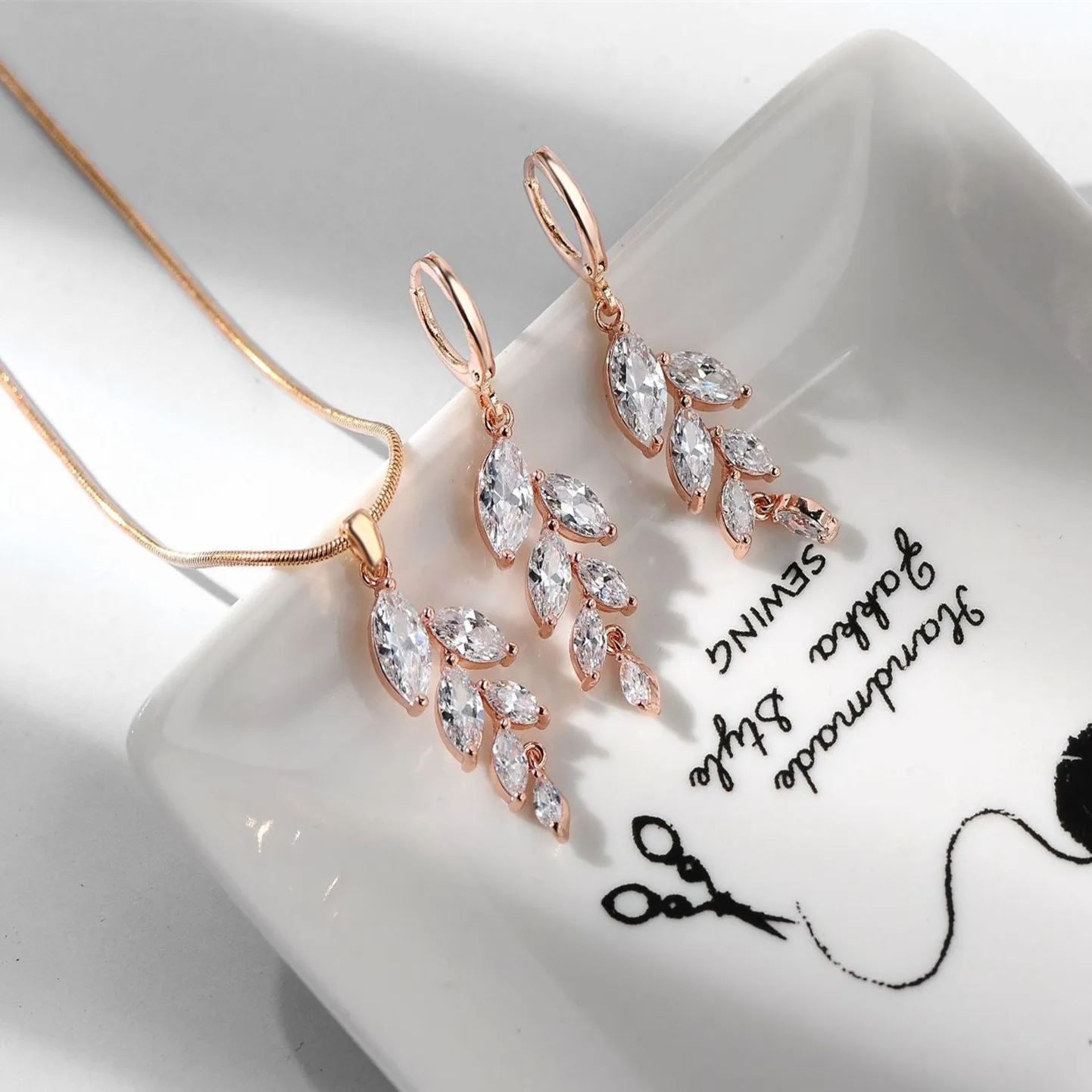 

Grier 2022 Summer New White Zircon Necklace Wedding Jewelry Sets Earring Necklace For Women Crystal Gift