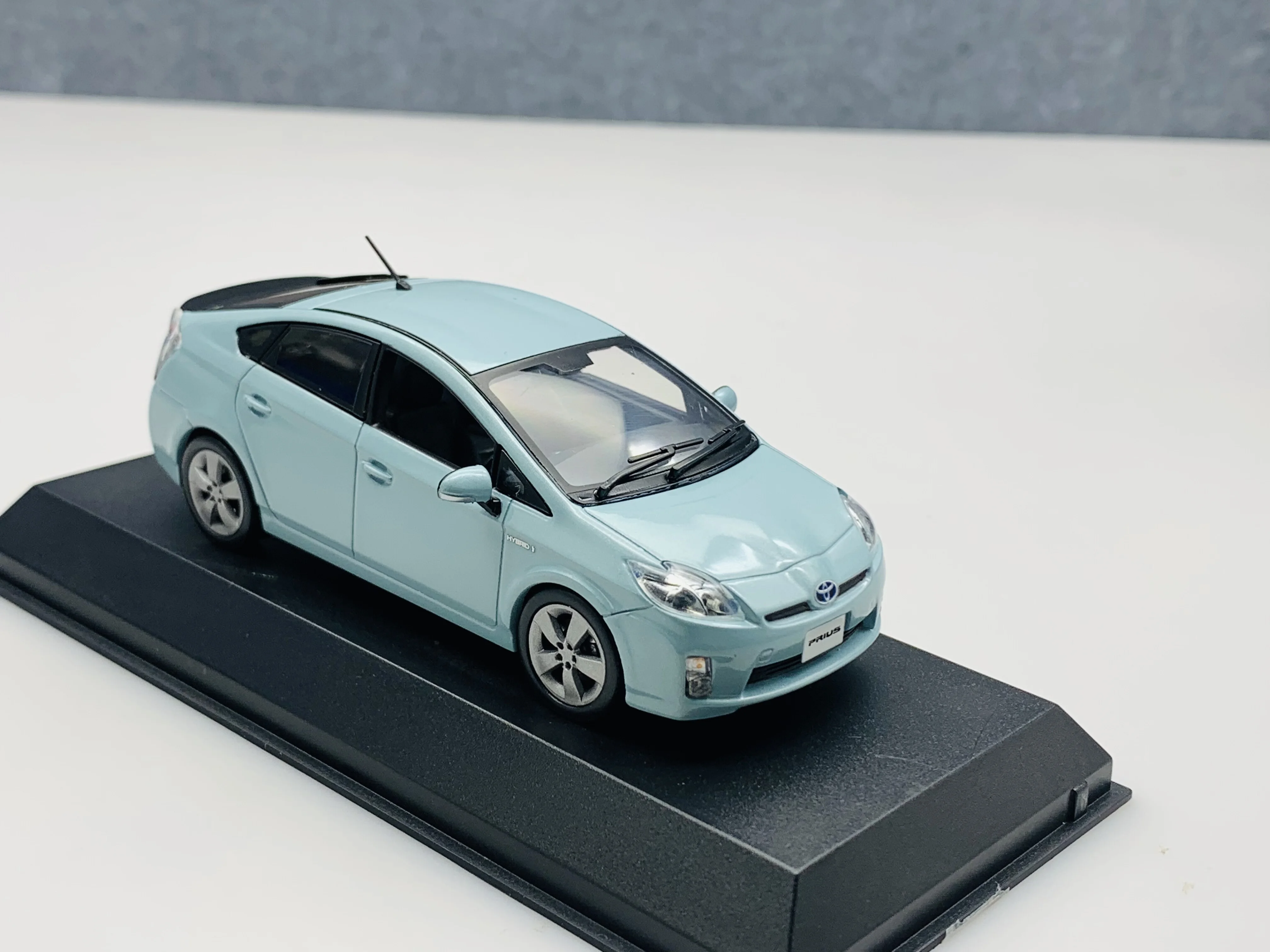 Фото Модель автомобиля Toyota PRUIS из сплава, масштаб 1:43, серия J-COLLECTION №2