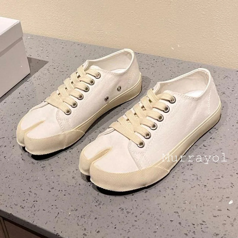 Новые парусиновые туфли на плоской подошве с круглым носком и разрезом шнуровке