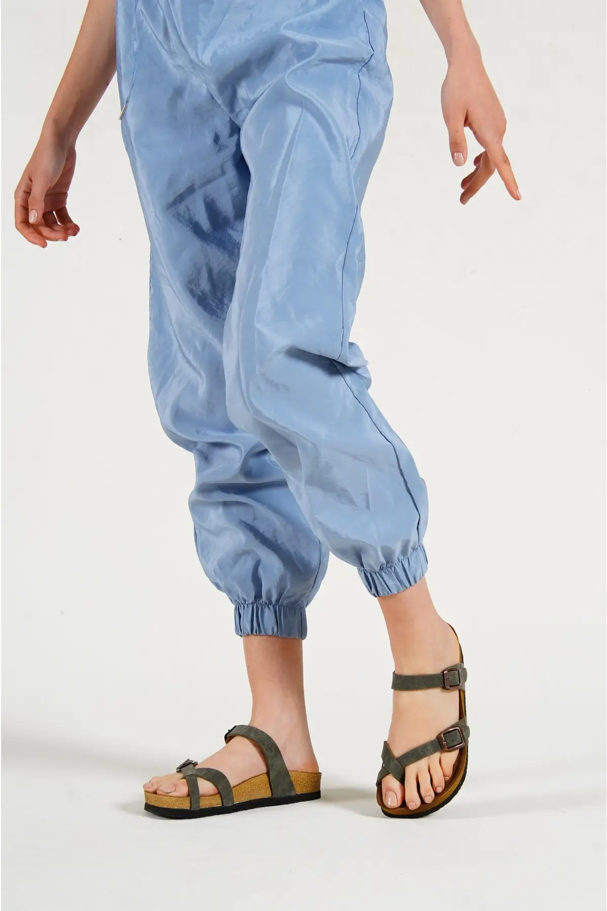 

Gina single finger khaki slippers