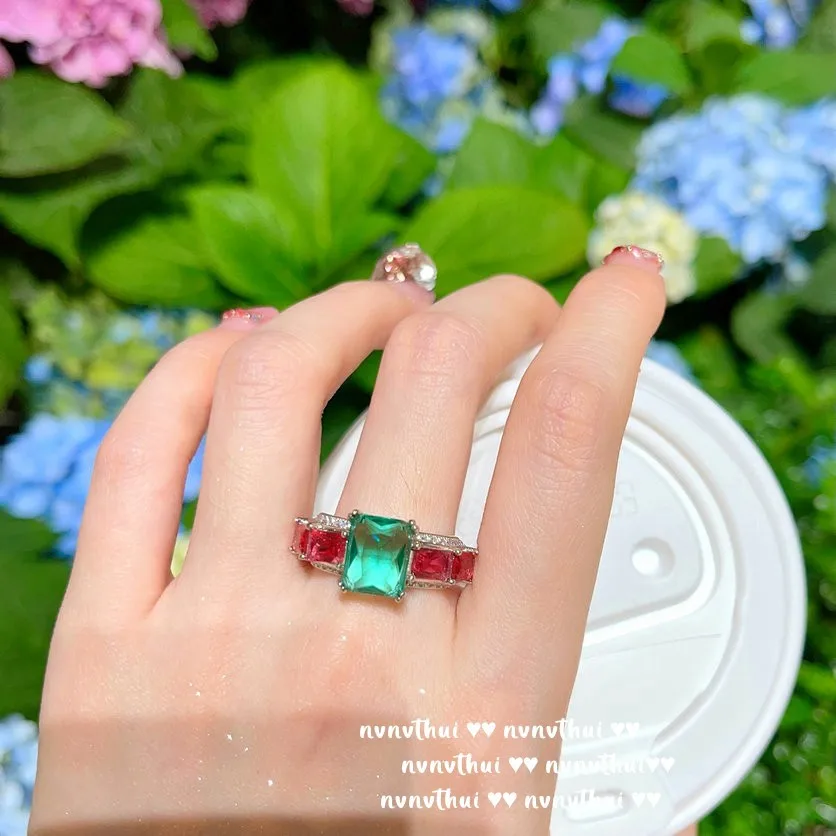 

Женское кольцо из серебра 925 пробы, с красным и зеленым фианитом