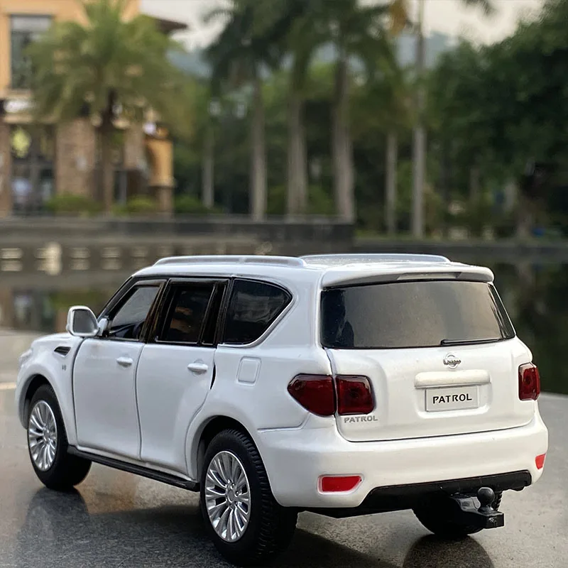 Модель автомобиля из сплава в масштабе 1:32 Nissan патруль SUV Литые и игрушечные