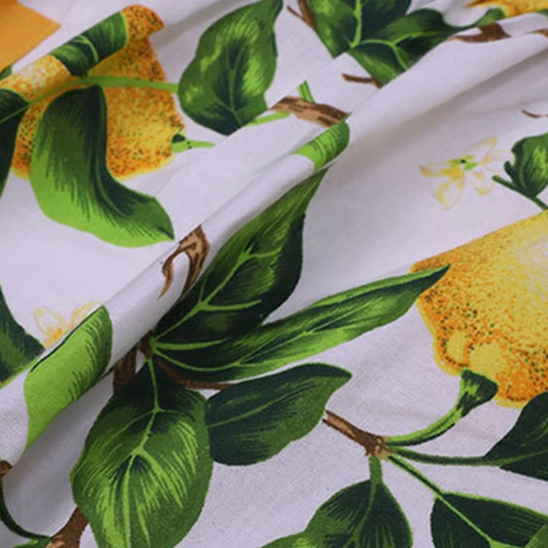 Кухонный фартук с зелеными листьями и лимоном карманами без рукавов висящий на