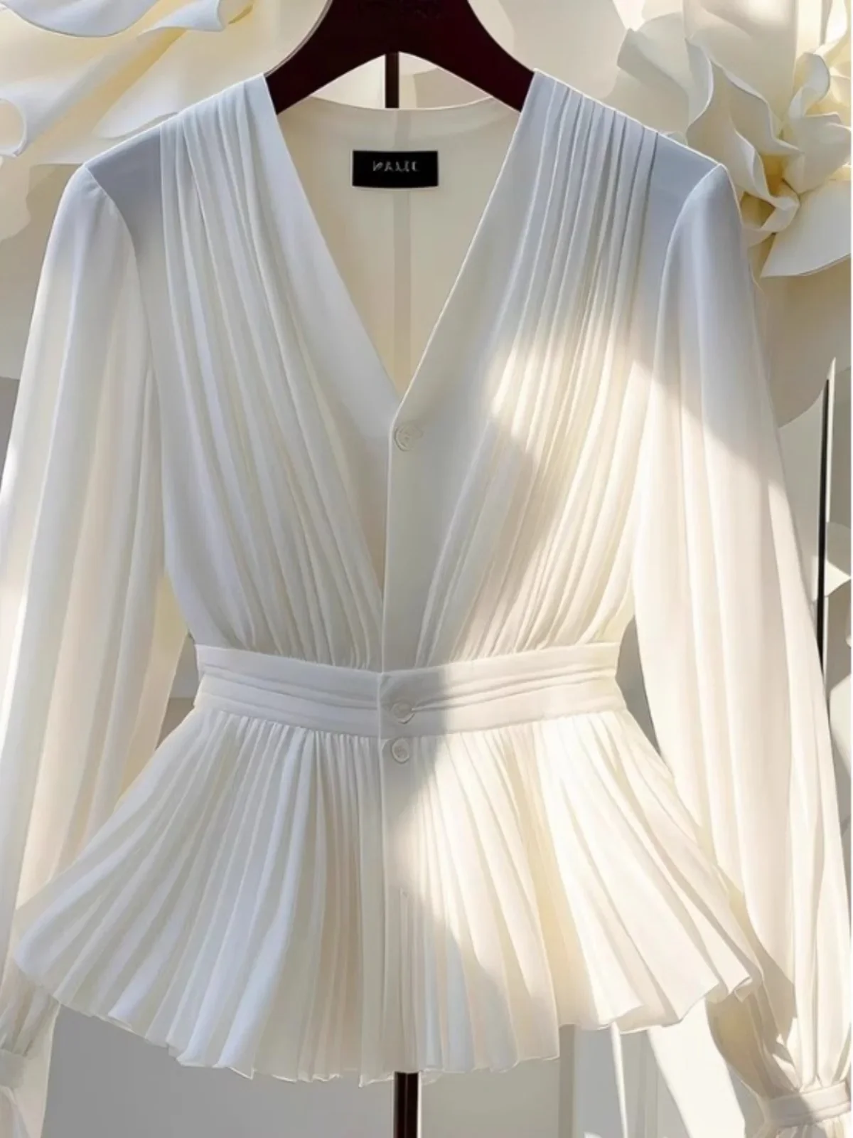 Женская блузка с V-образным вырезом длинным рукавом