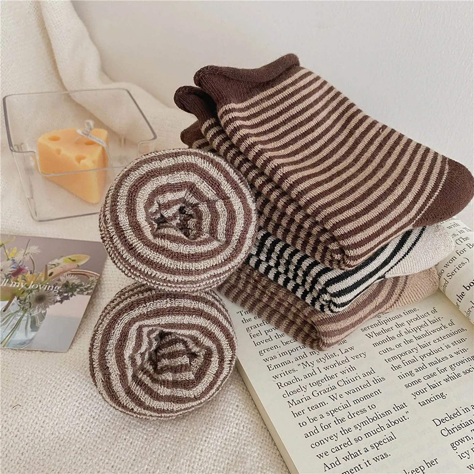 

Женские хлопковые носки в полоску в стиле ретро, однотонные зимние модные легкие высококачественные свободные длинные милые носки в Корейс...