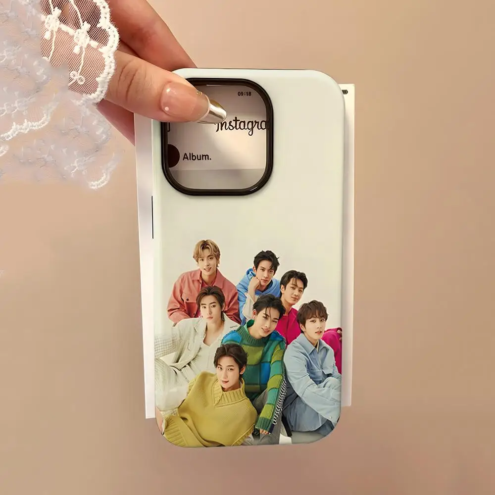 Фото Чехол для телефона E-Enhypens Boy Band для iPhone 16, 15, 14, 13, 12, 11 Pro Max 16 Plus, глянцевый чехол-бампер 2 в 1 №4