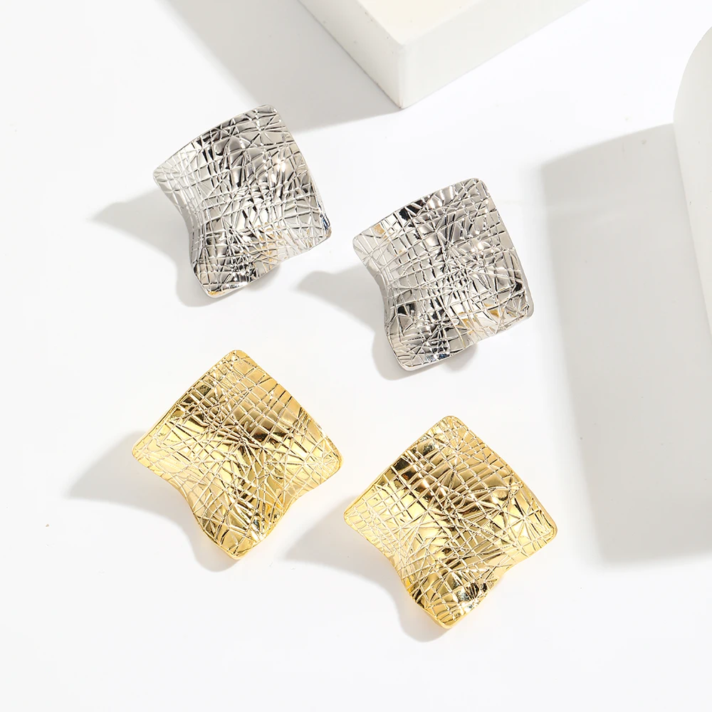 

Крупные металлические серьги неправильной формы в стиле панк