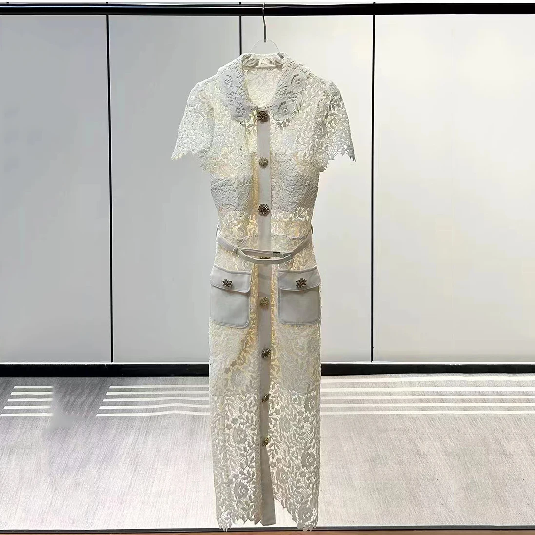 

Соблазнительные элегантные водорастворимые кружевные длинные платья с коротким рукавом и кукольным воротником однорядные приталенные деловые платья с ремнем и пряжкой со стразами