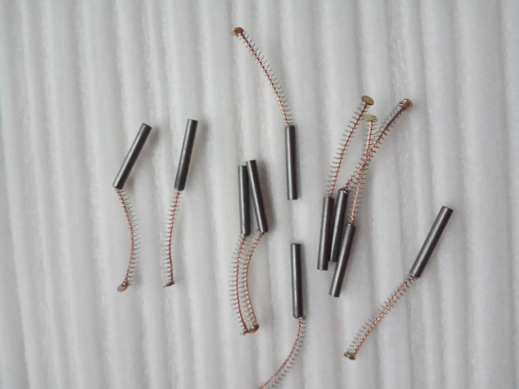 

10 шт. цилиндрическая угольная щетка, 4*10 4*15 4*20 4*25 5*25 5*30 6*10 6*20 6*25 6*30 мм применяется для двигателя перфоратора, круглая пружинная щетка