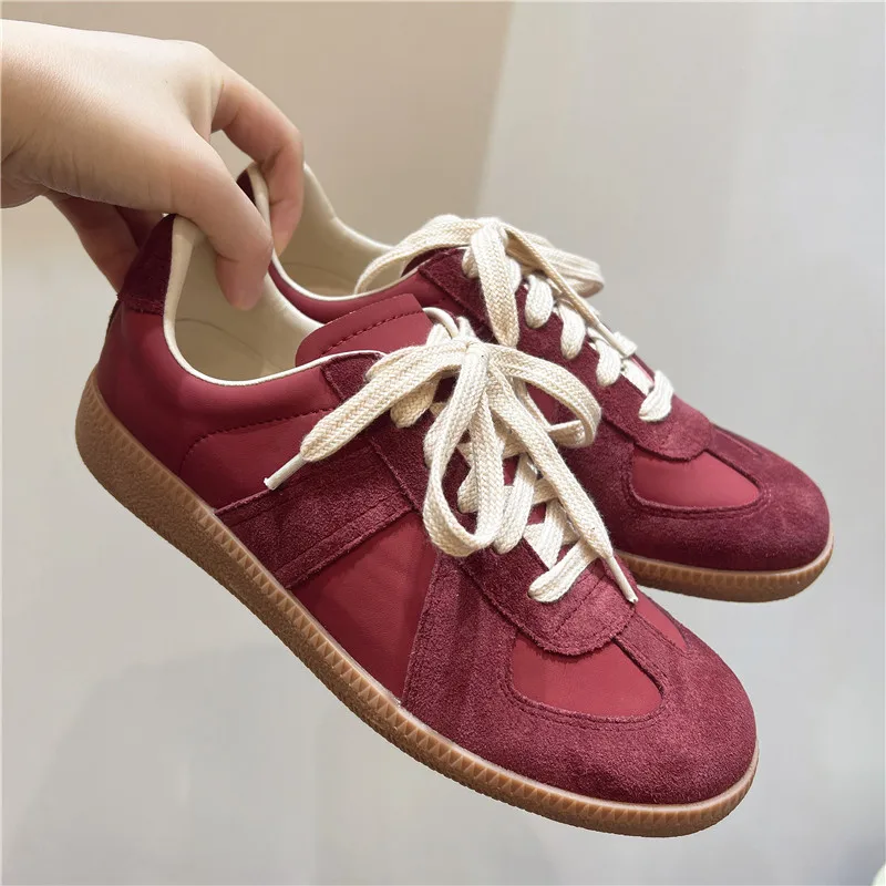 Женские кроссовки на плоской подошве