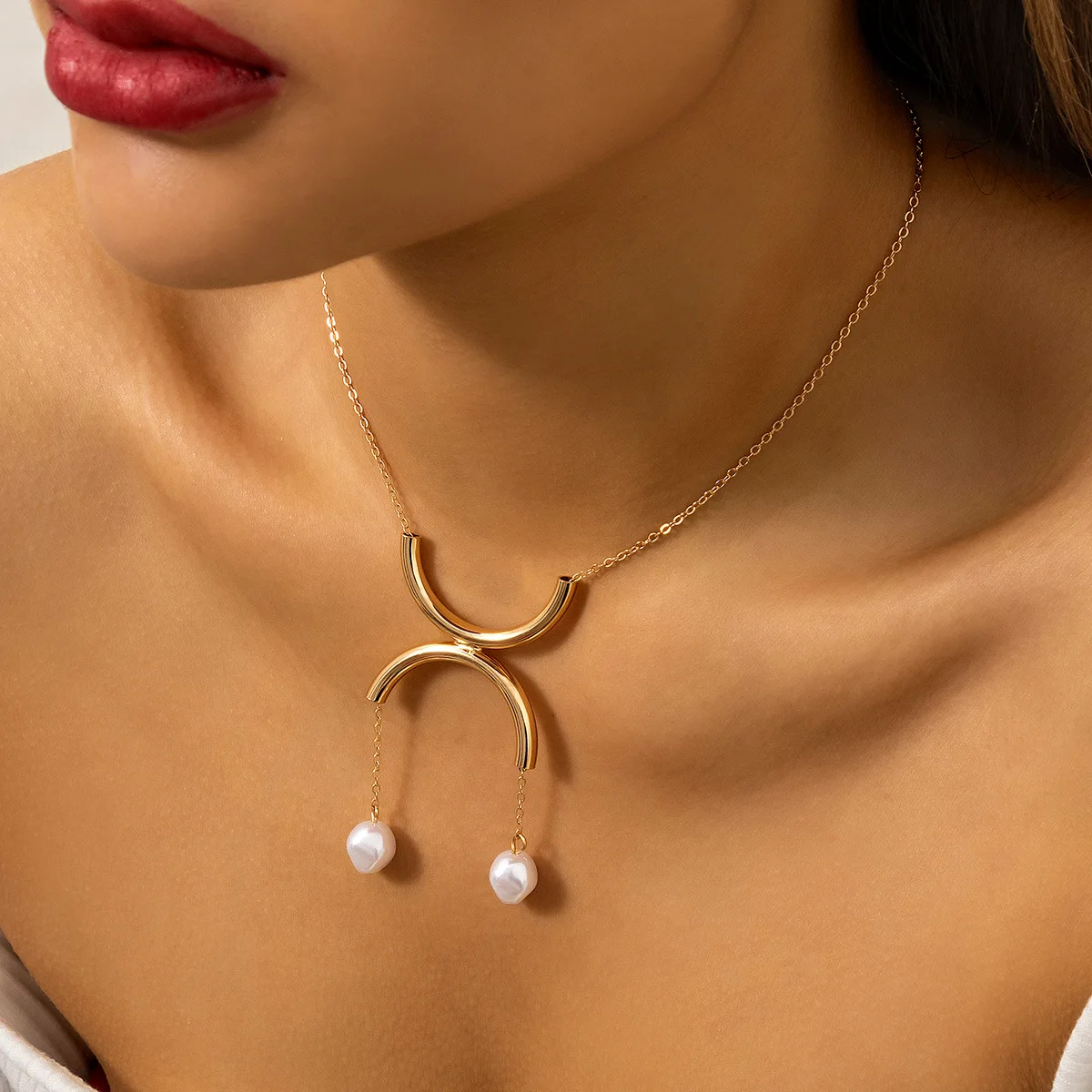 

Simple Stitching Semicircle Pendant Necklace Female Creative Fashion Personality Chain Imitation Pearl Necklace Wedding Jewelry