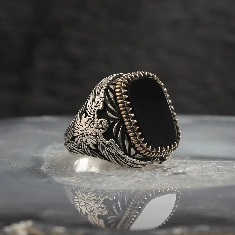

New Design Exquisite Domineering Embedded Black Stone Carving Eagle Gilt Edged Men's Ring Engagement Party Eye-catching Jewelry